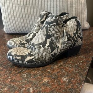 EUC-Women’s Arizona Brand-JCP- Snake skin Ankle Booties. Great condition. Sz 8